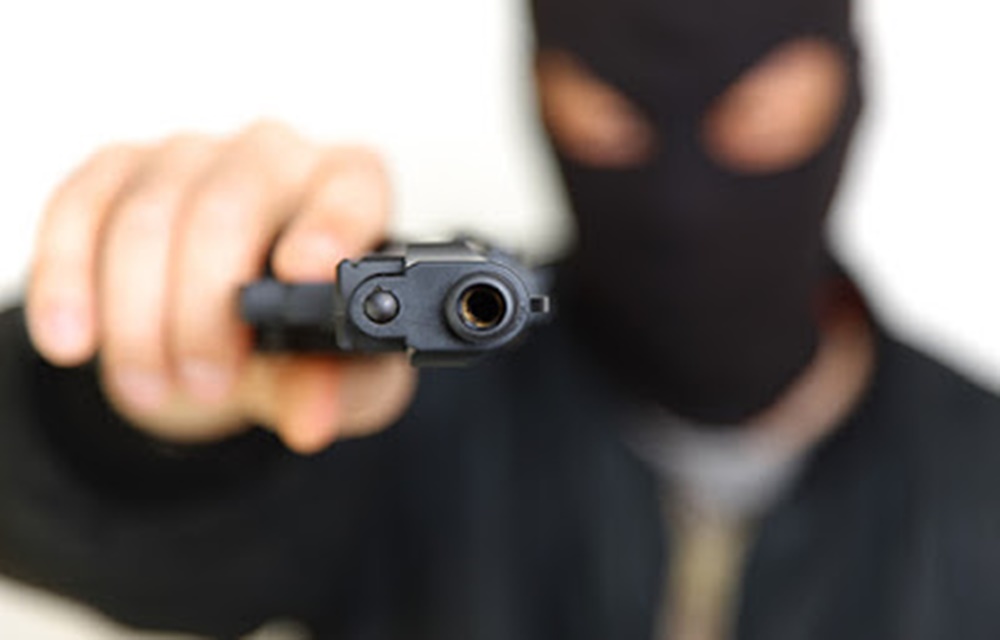 Ir para  <p>Dois homens tripulando uma motocicleta Honda/Twister de cor vermelha assaltaram uma loja no centro de Erechim na manh&atilde; desta sexta-feira, 2. Por volta das 10h, de posse de uma arma de fogo, os homens adentraram na loja e...